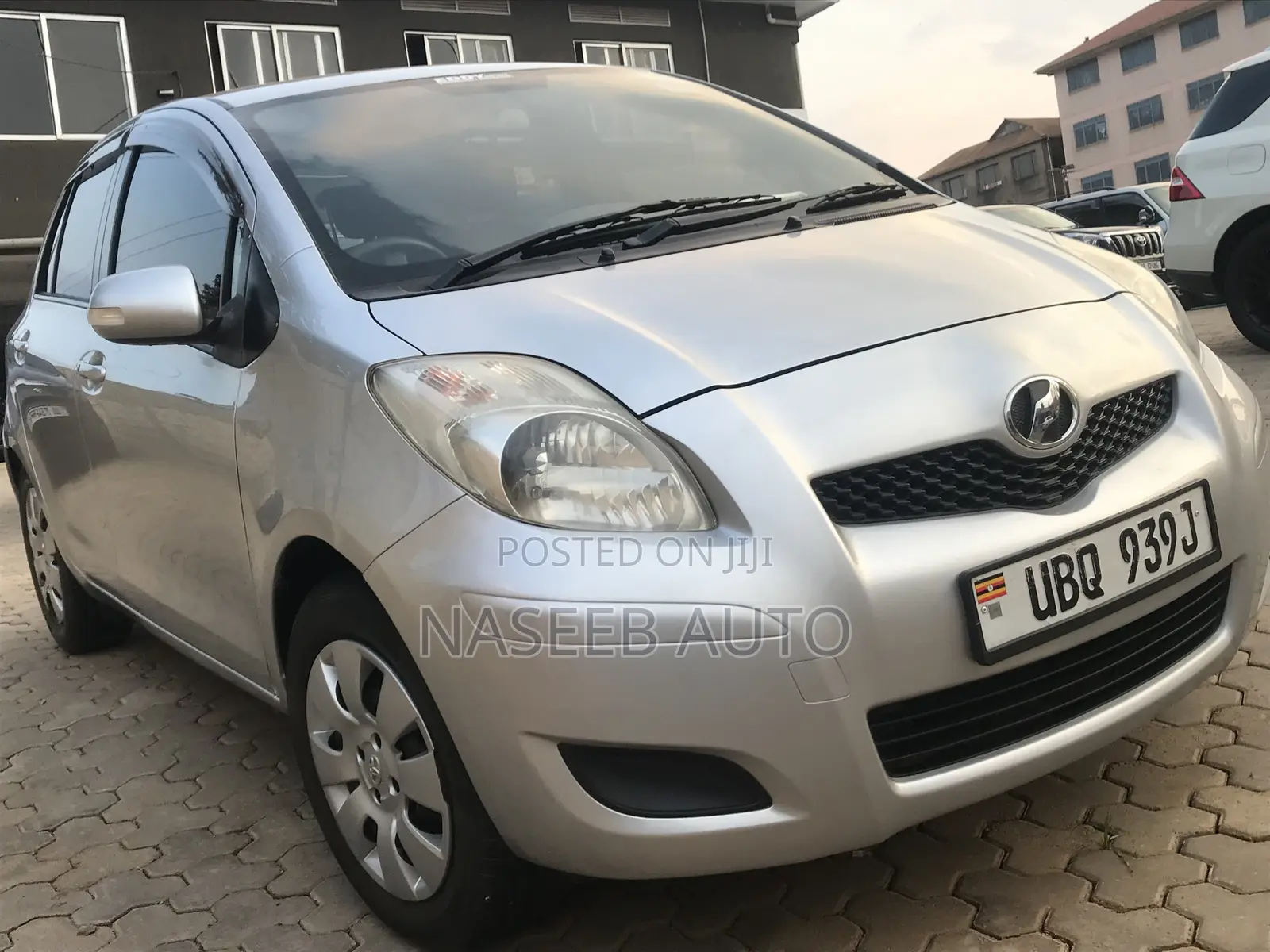 Toyota Vitz 2009 Silver