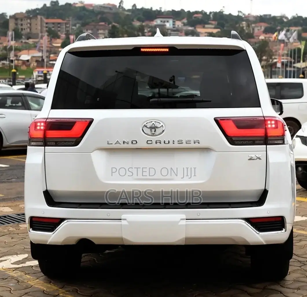 Toyota Land Cruiser LC300 2024 White