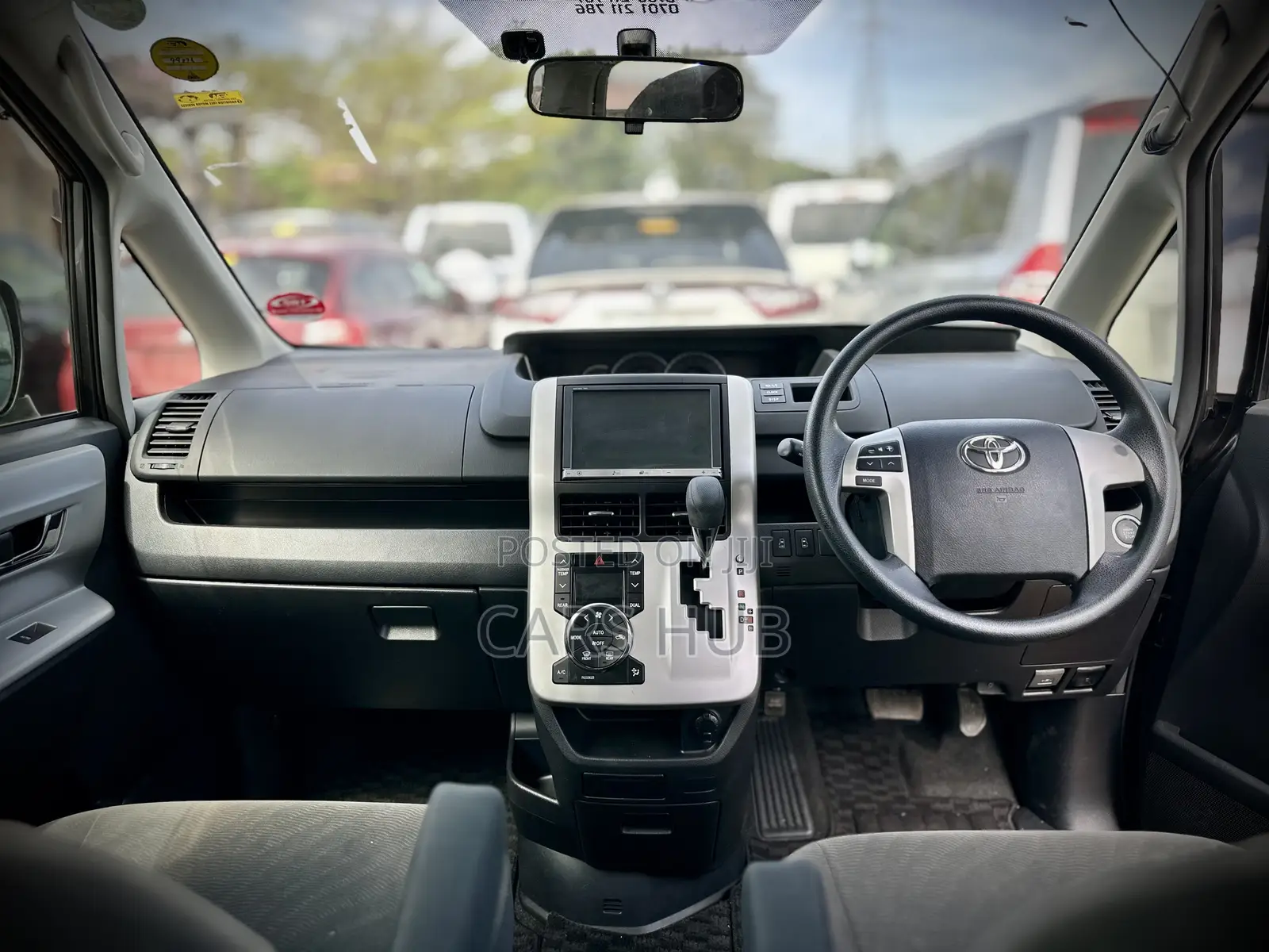 Toyota Noah 2.0 143hp AWD (8 Seater) 2013 Gray