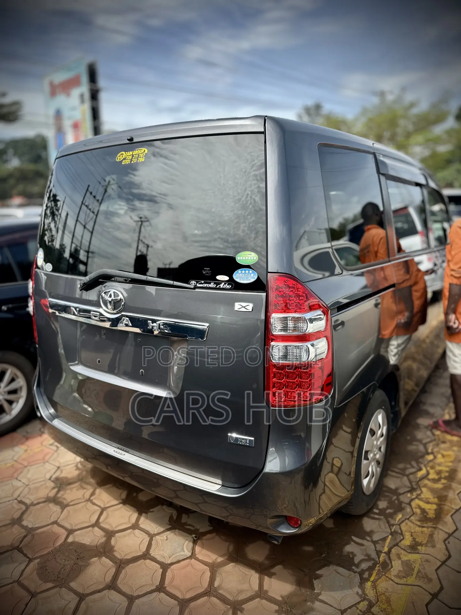 Toyota Noah 2.0 143hp AWD (8 Seater) 2013 Gray