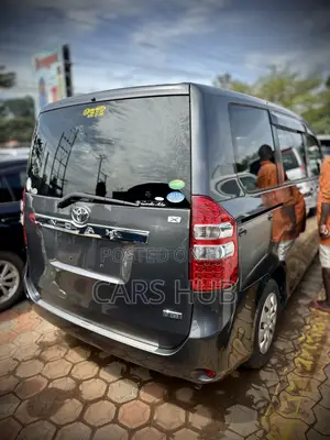 Toyota Noah 2.0 143hp AWD (8 Seater) 2013 Gray