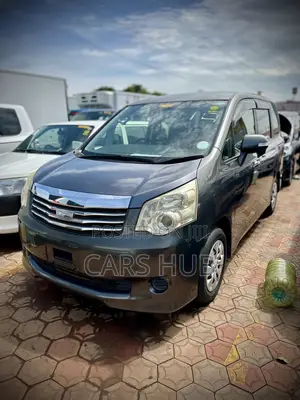 Toyota Noah 2.0 143hp AWD (8 Seater) 2013 Gray