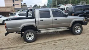 Toyota Hilux 2000 Gray