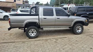 Toyota Hilux 2000 Gray