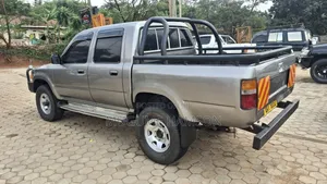 Toyota Hilux 2000 Gray