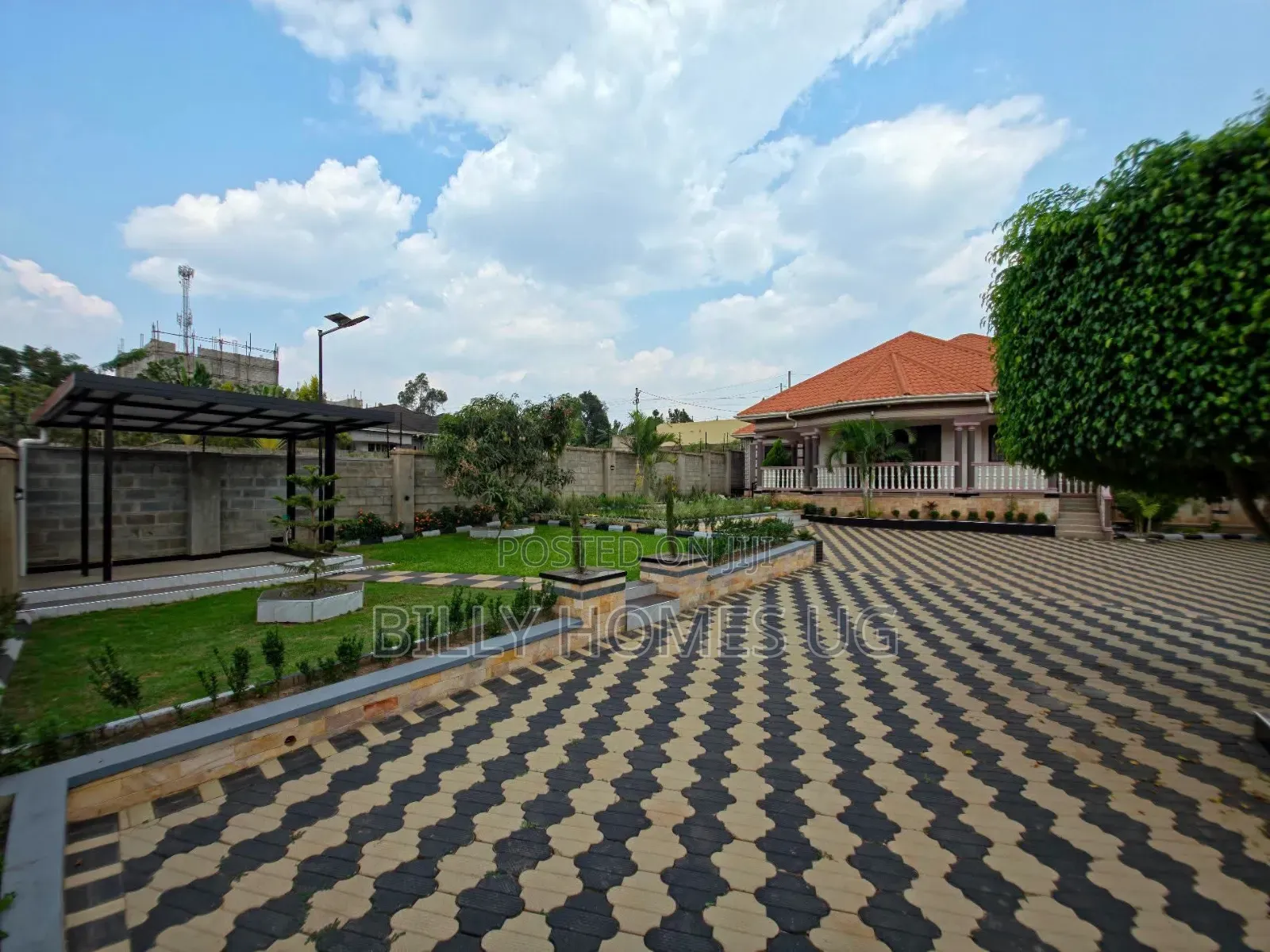 5bdrm Bungalow in Kira for sale