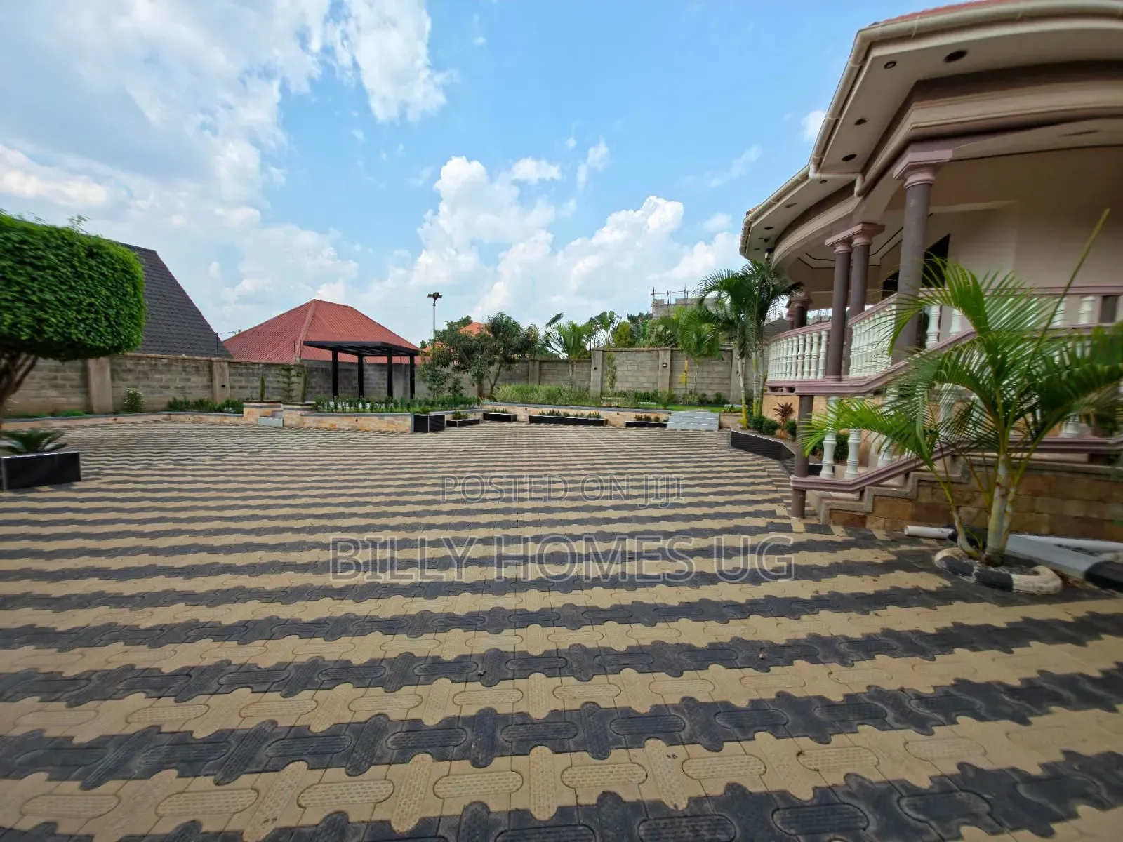 5bdrm Bungalow in Kira for sale