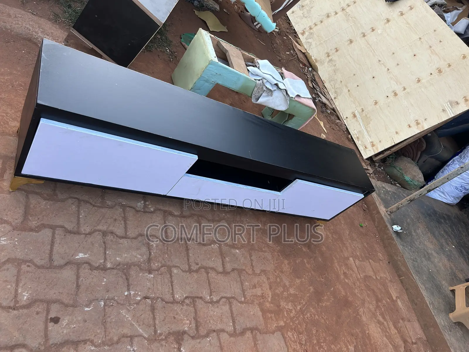 Lucky TV Table