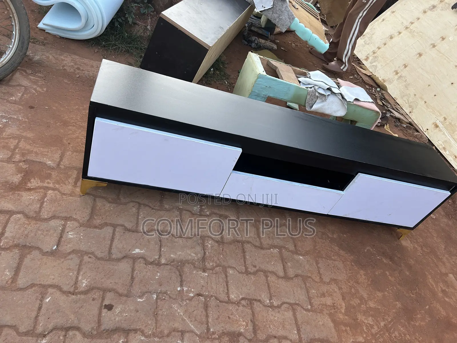 Lucky TV Table