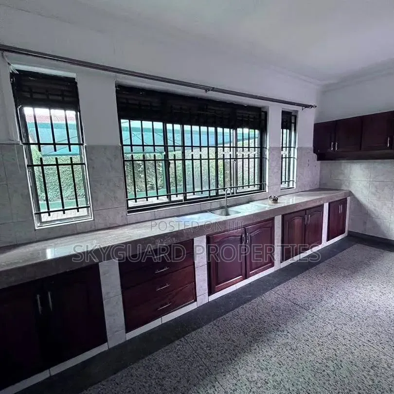 5bdrm House in Buziga, Central Division for rent