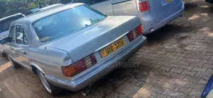 Mercedes-Benz 280E 1985 Gold