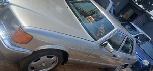 Mercedes-Benz 280E 1985 Gold