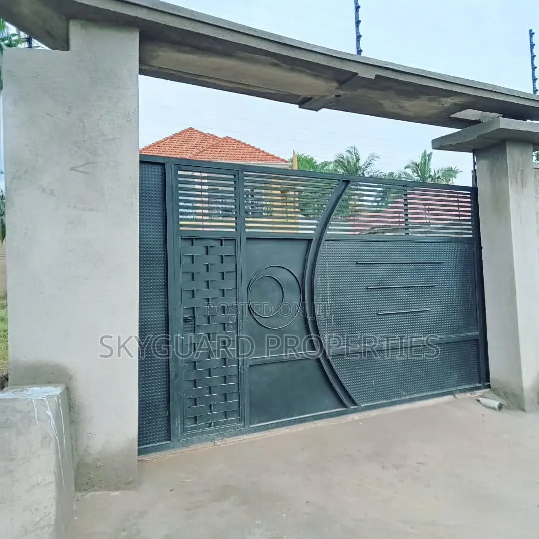 5bdrm House in Kasanga, Central Division for rent