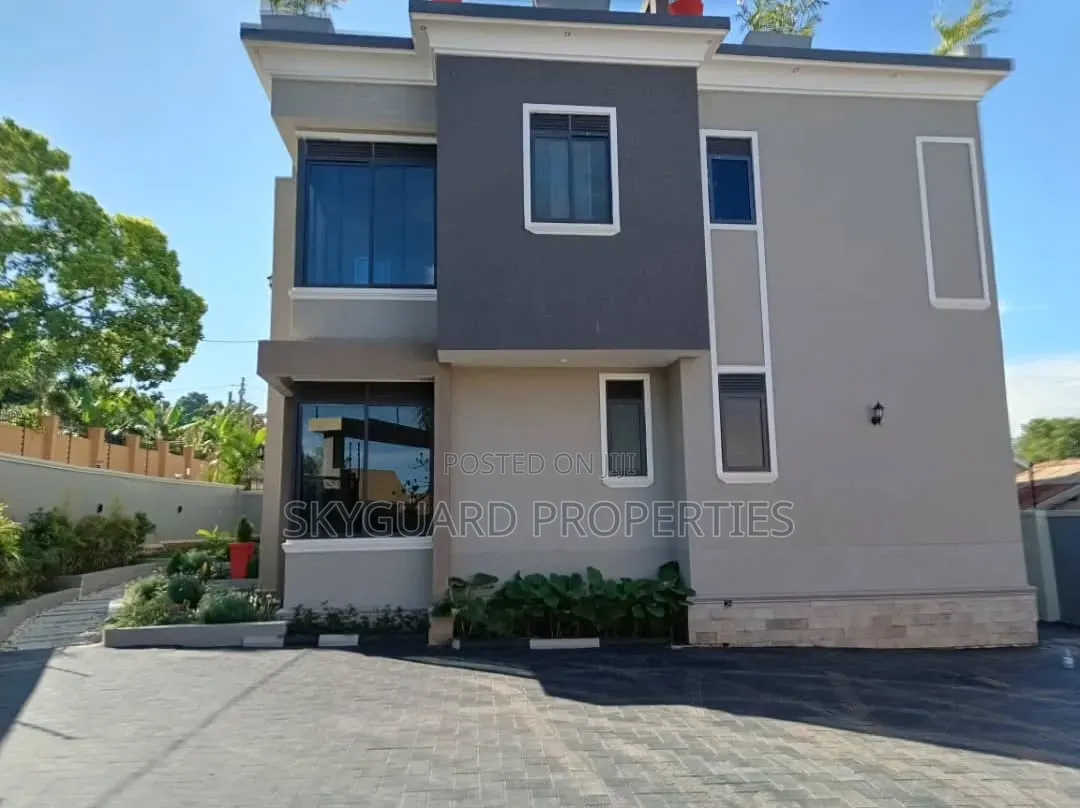 6bdrm Mansion in Kigo, Central Division for rent