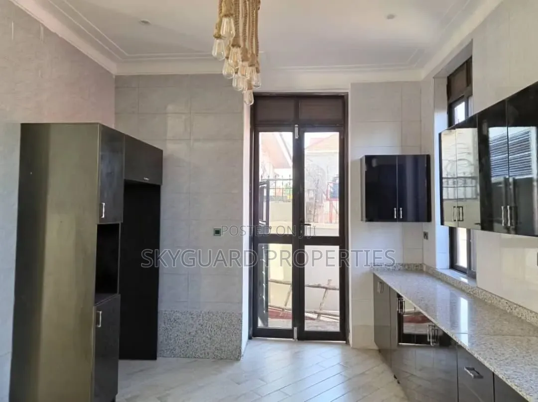 6bdrm Mansion in Kigo, Central Division for rent