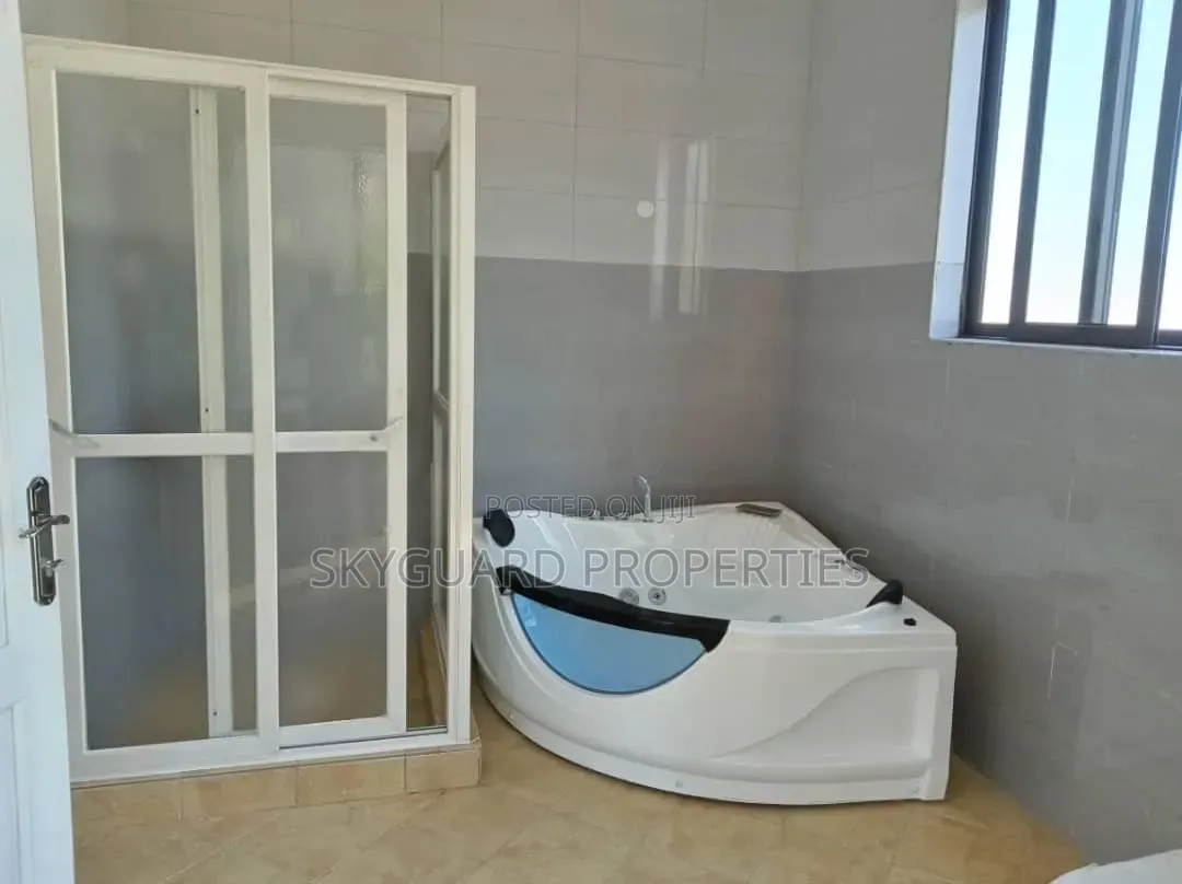 6bdrm Mansion in Kigo, Central Division for rent