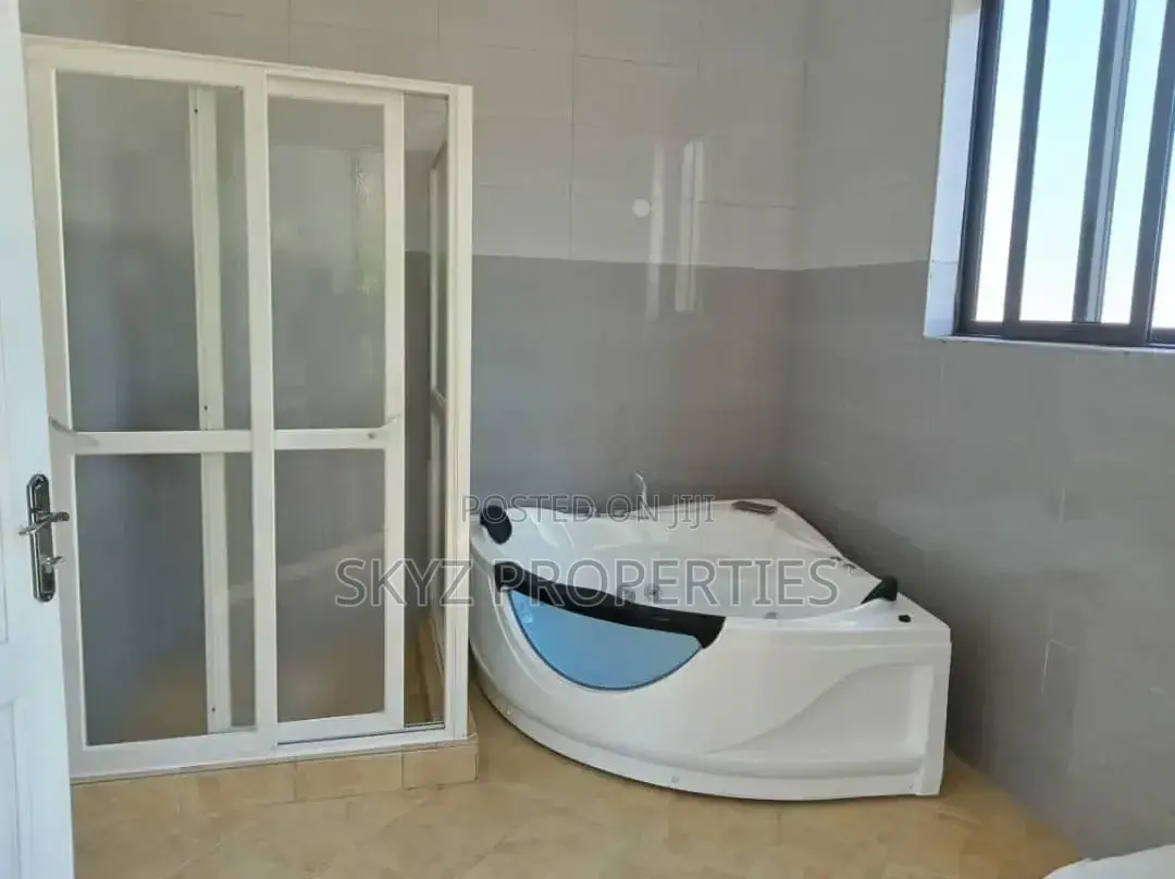 6bdrm Mansion in Kigo, Central Division for rent