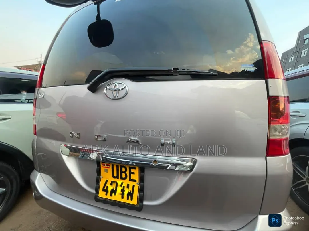 Toyota Noah 2005 Gray