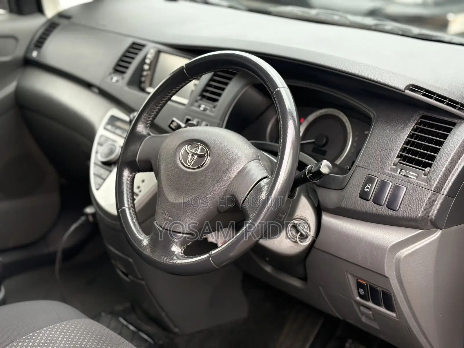 Toyota ISIS 1.8 L 2WD 2010 Silver