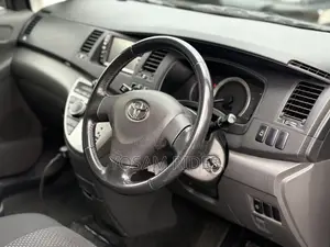 Toyota ISIS 1.8 L 2WD 2010 Silver