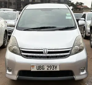 Toyota ISIS 1.8 L 2WD 2010 Silver