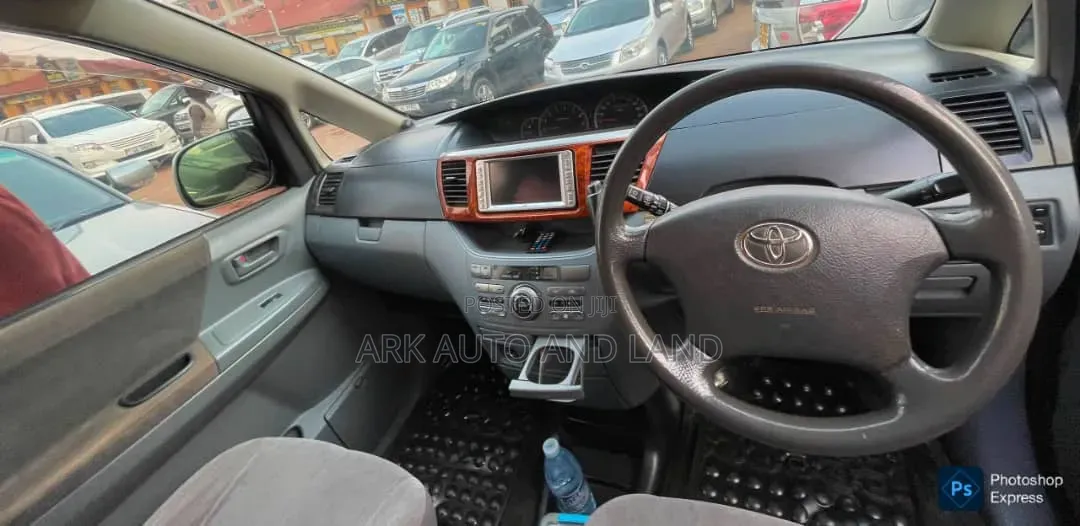 Toyota Noah 2004 Silver
