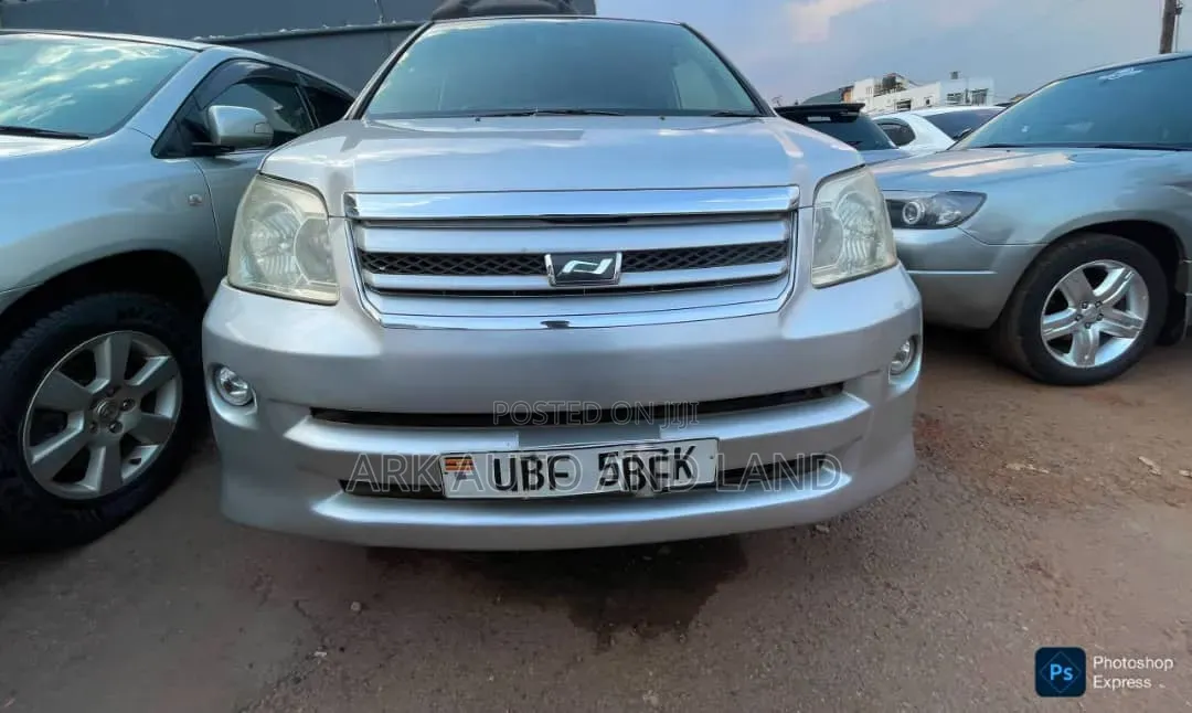 Toyota Noah 2004 Silver