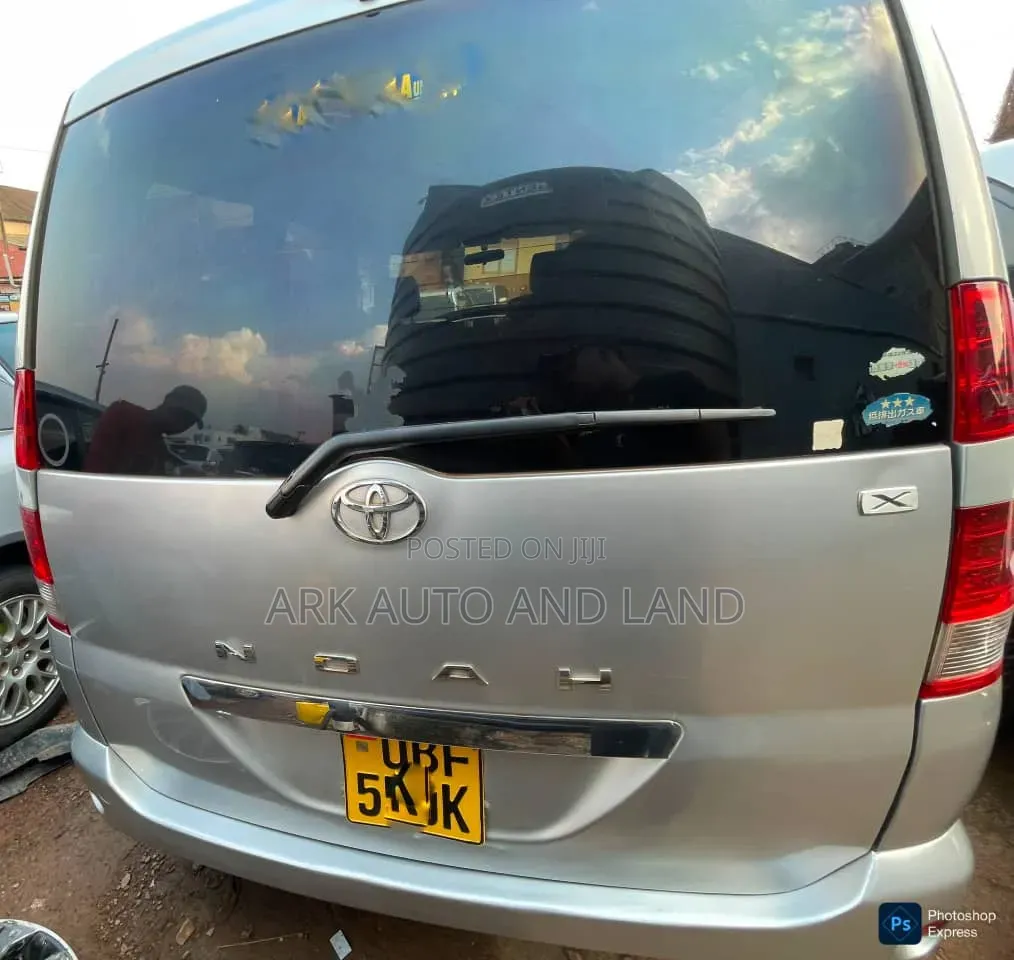 Toyota Noah 2004 Silver