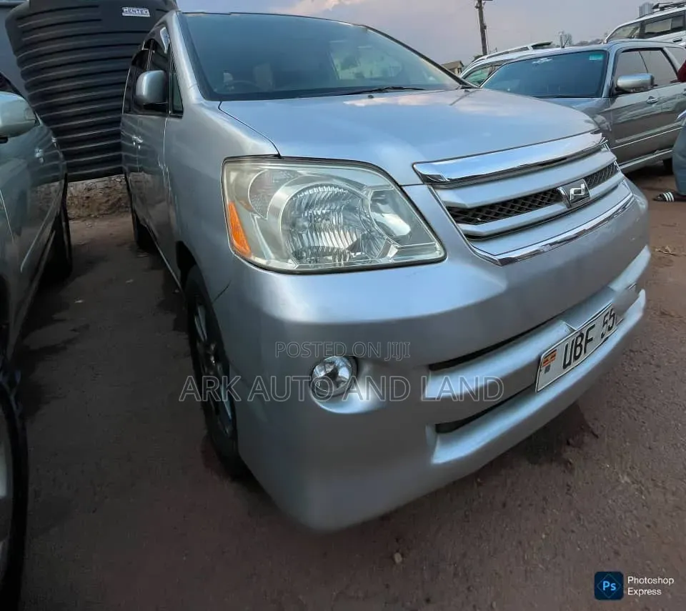 Toyota Noah 2004 Silver