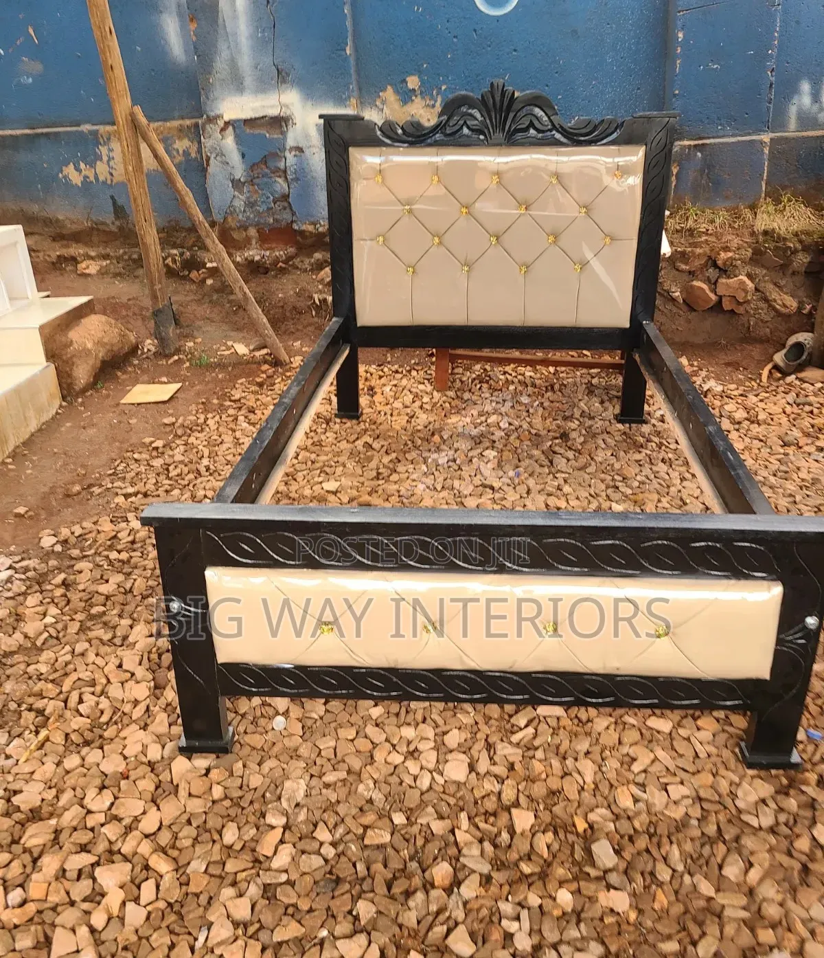 4x6 Leather With Buttons Bed