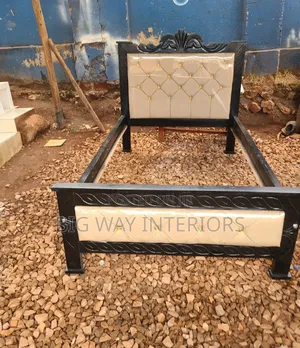 4x6 Leather With Buttons Bed