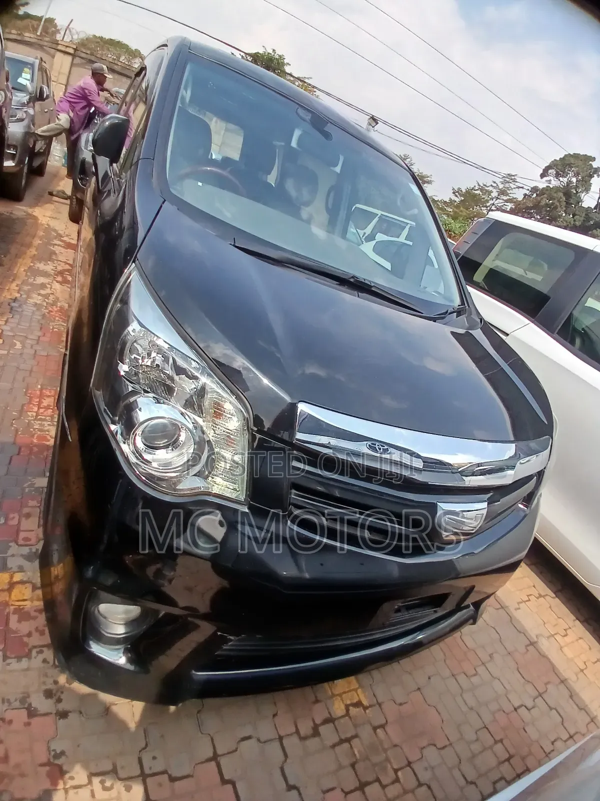 Toyota Noah 2.0 143hp AWD (8 Seater) 2013 Black