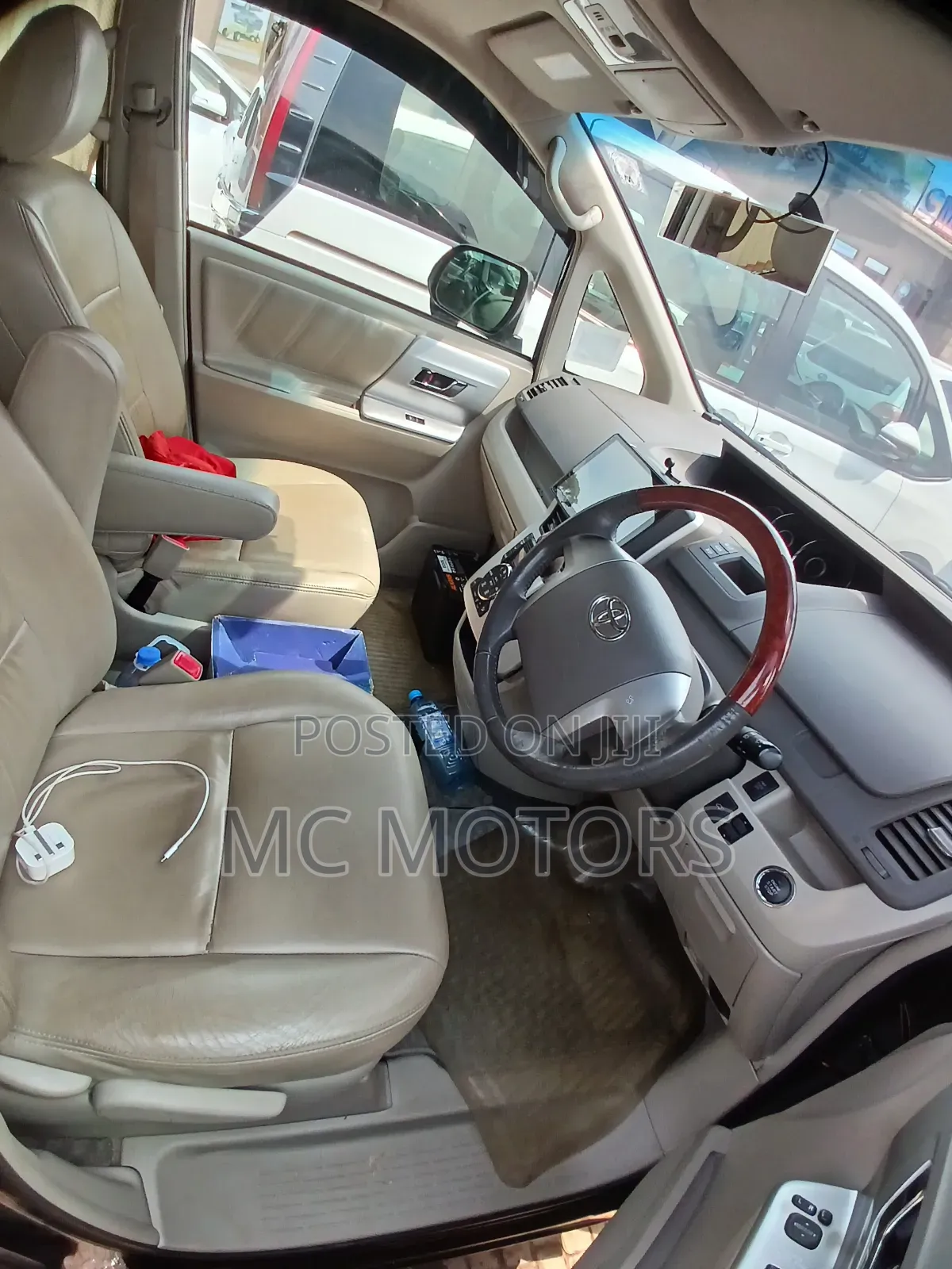 Toyota Noah 2.0 143hp AWD (8 Seater) 2013 Black