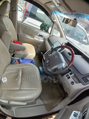 Toyota Noah 2.0 143hp AWD (8 Seater) 2013 Black