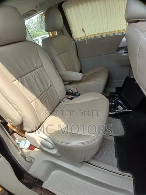 Toyota Noah 2.0 143hp AWD (8 Seater) 2013 Black