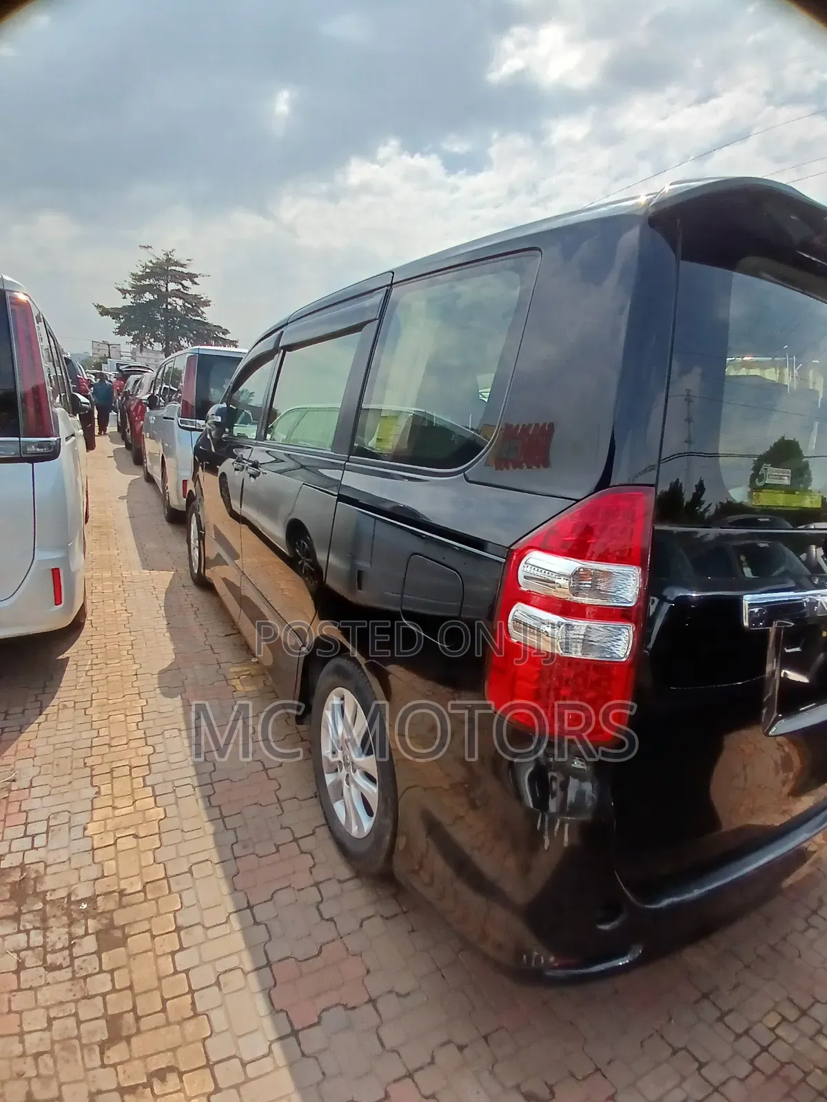 Toyota Noah 2.0 143hp AWD (8 Seater) 2013 Black