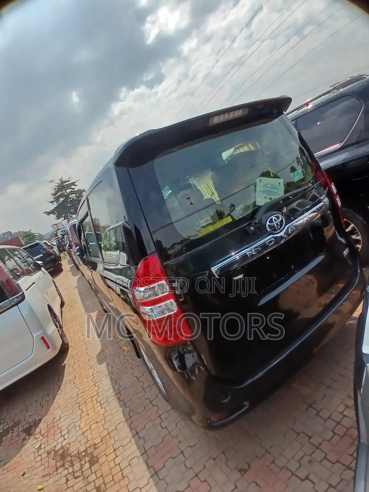 Toyota Noah 2.0 143hp AWD (8 Seater) 2013 Black