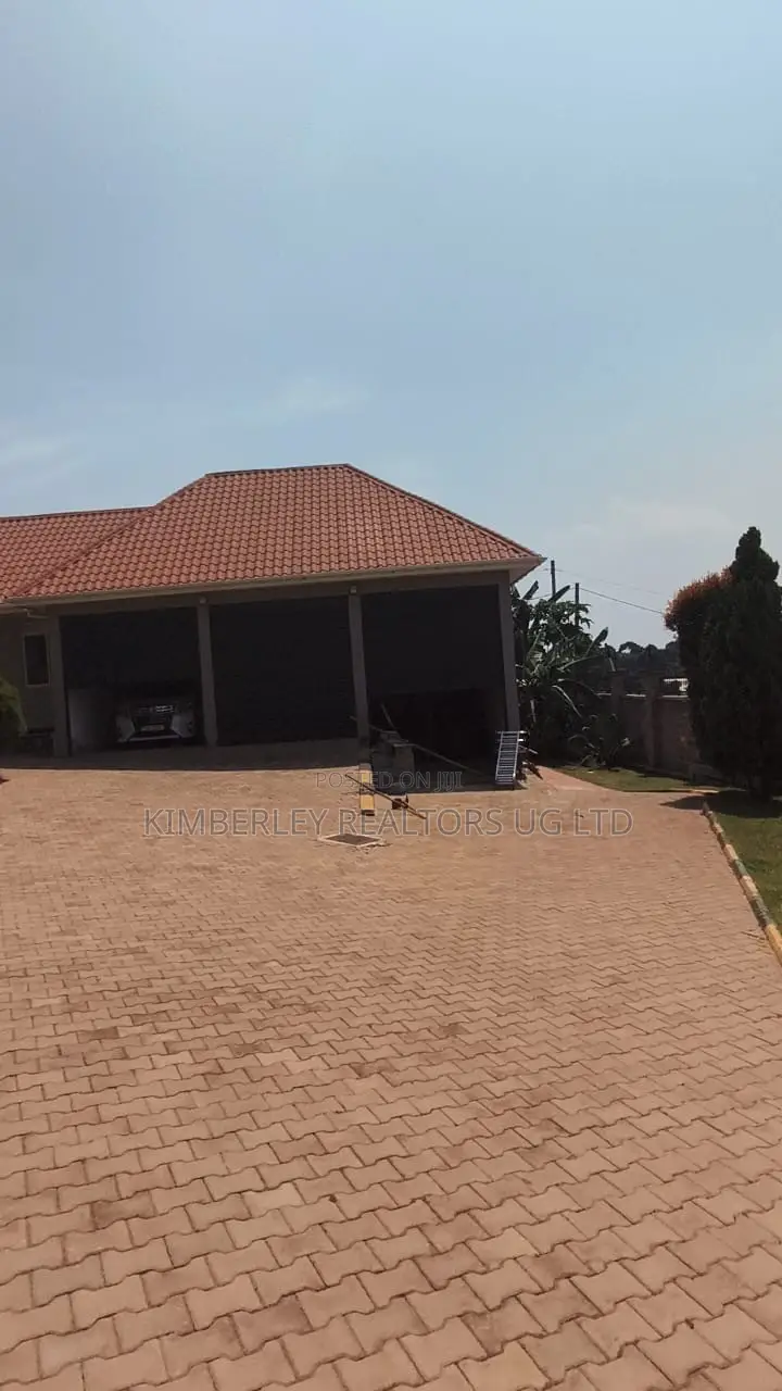 5bdrm House in Division A for sale