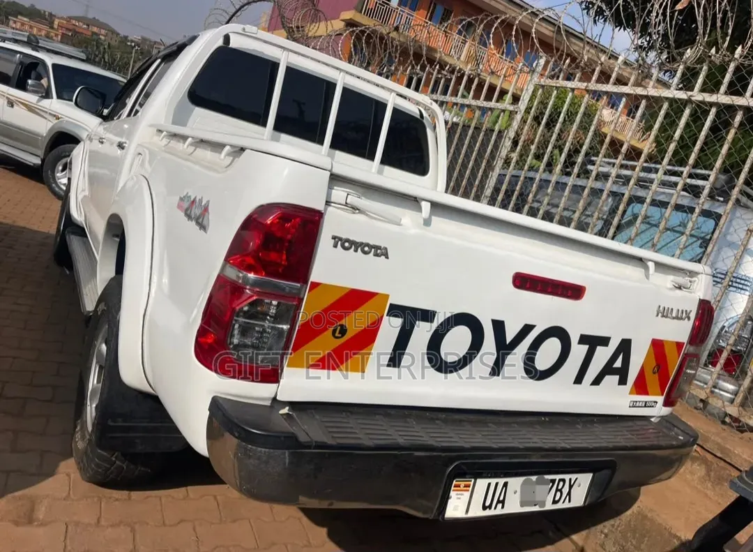 Toyota Hilux 2012 White