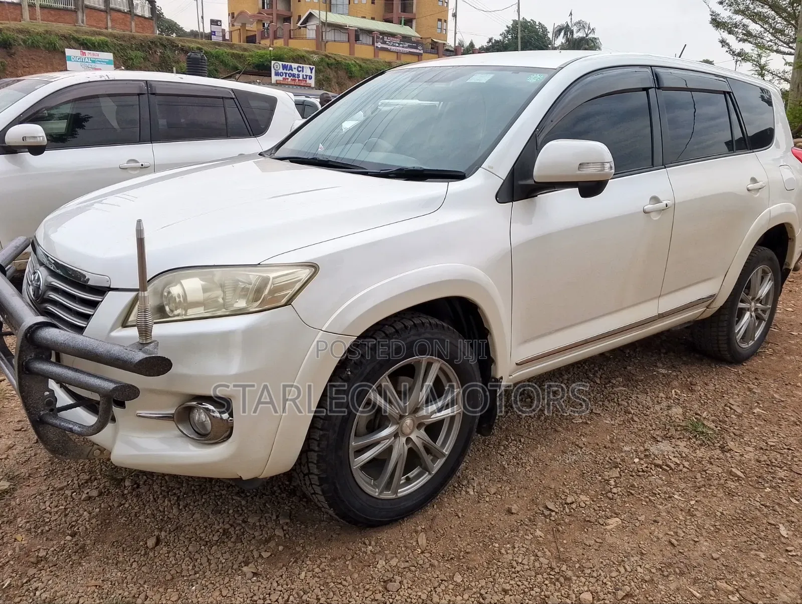 Toyota Vanguard 2013 White