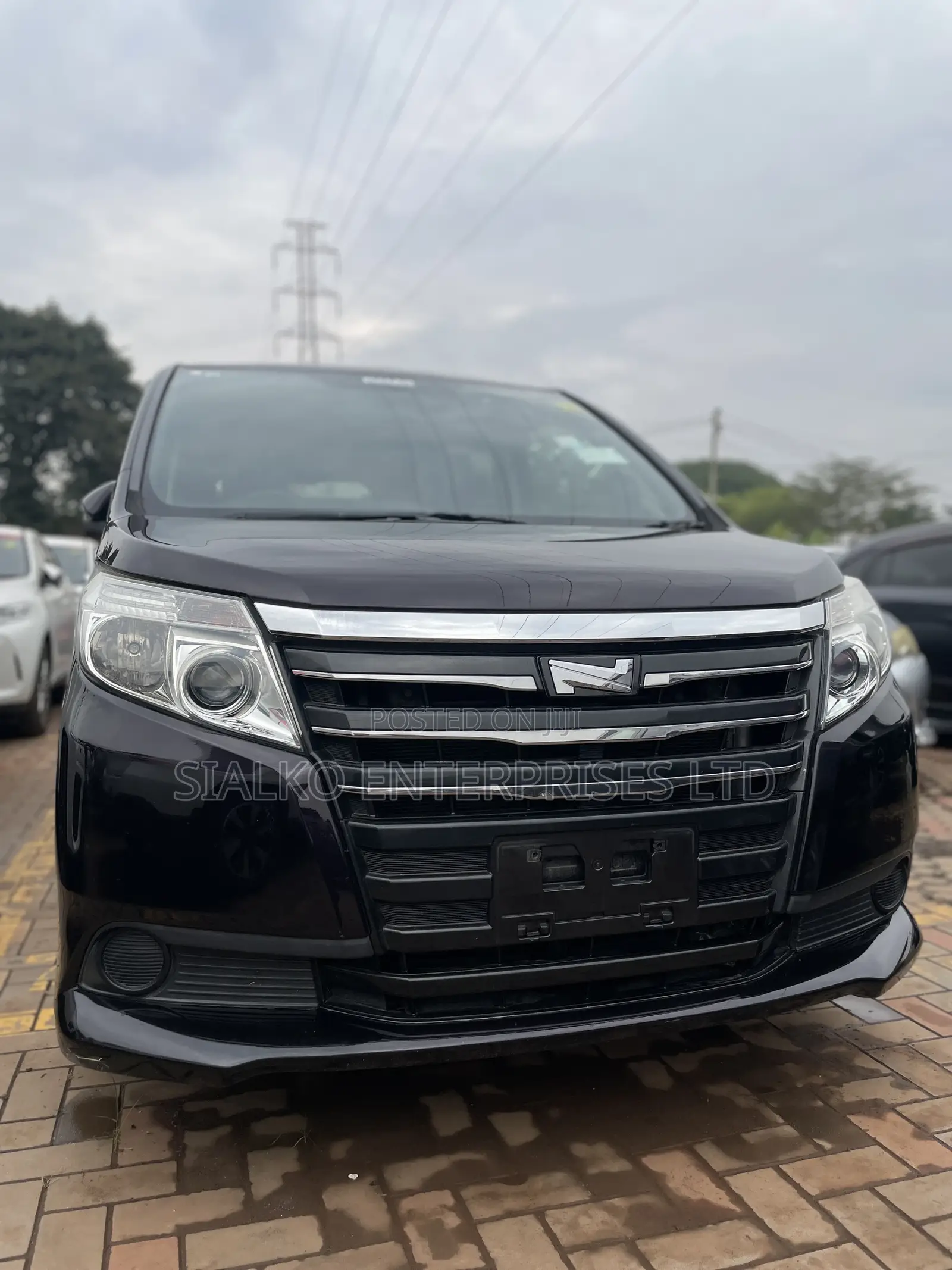 Toyota Noah 2.0 158hp FWD (8 Seater) 2013 Black