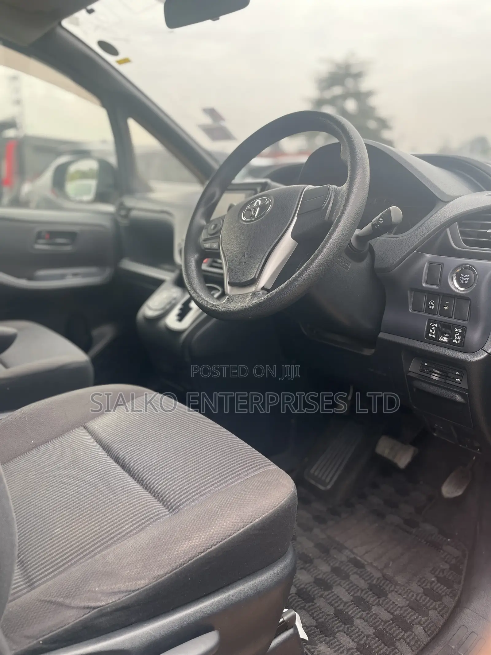 Toyota Noah 2.0 158hp FWD (8 Seater) 2013 Black