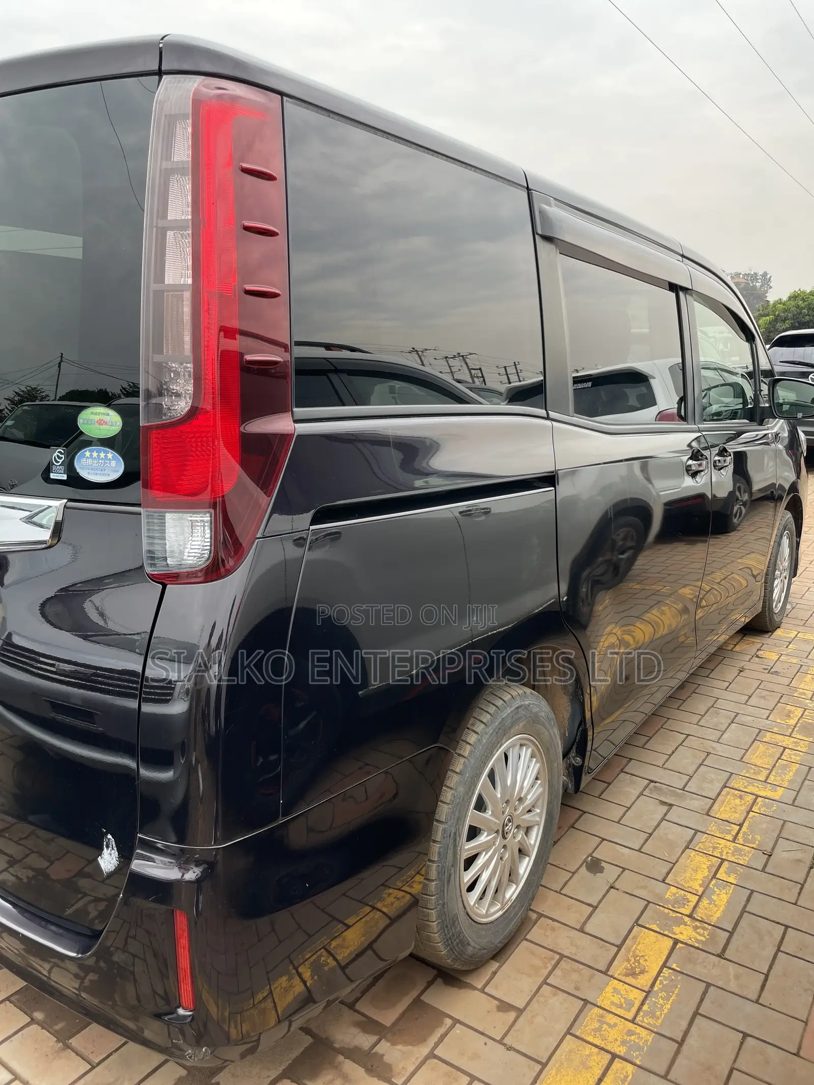 Toyota Noah 2.0 158hp FWD (8 Seater) 2013 Black