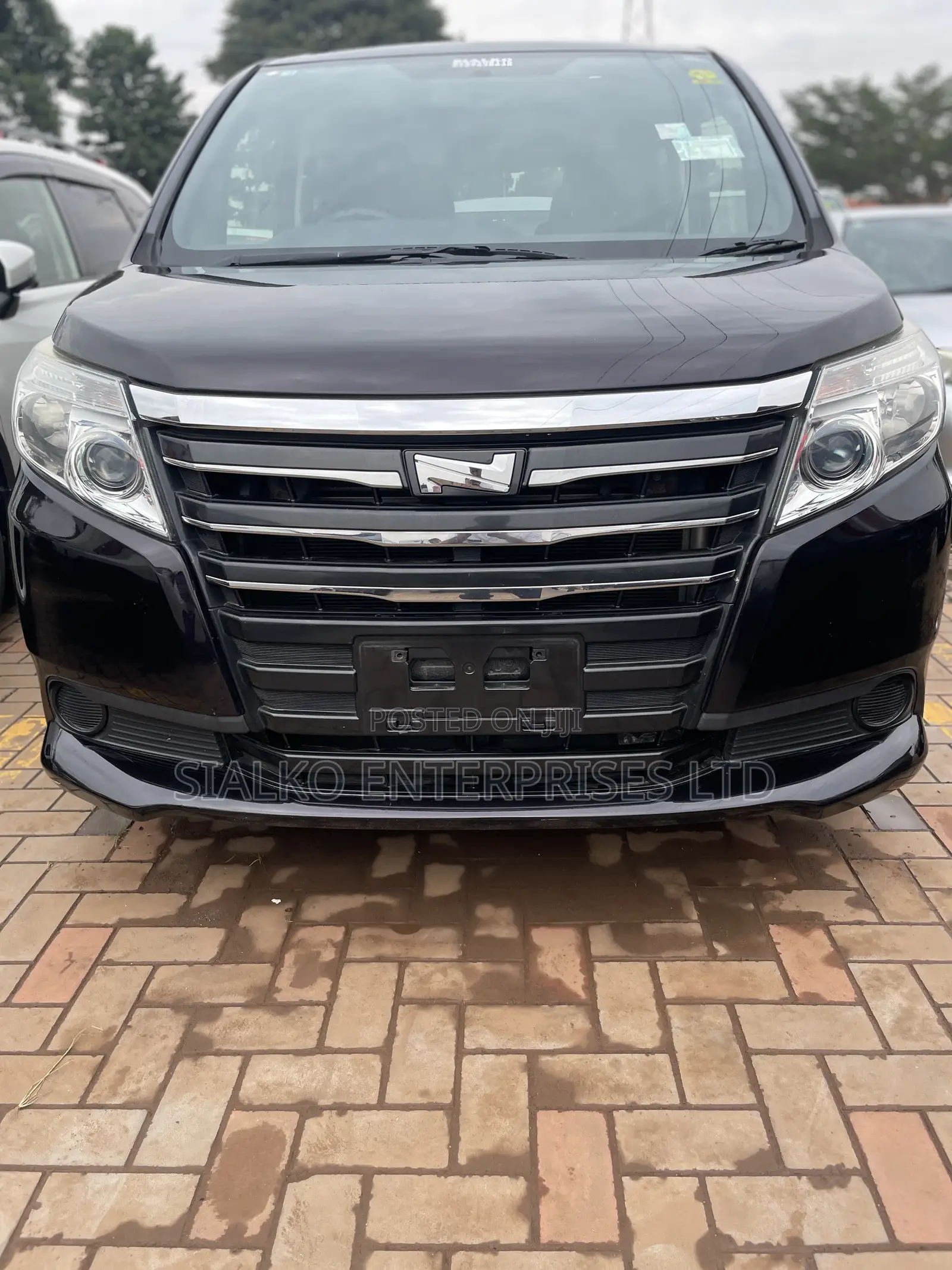 Toyota Noah 2.0 158hp FWD (8 Seater) 2013 Black