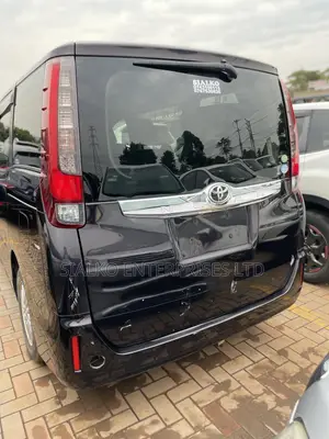 Toyota Noah 2.0 158hp FWD (8 Seater) 2013 Black