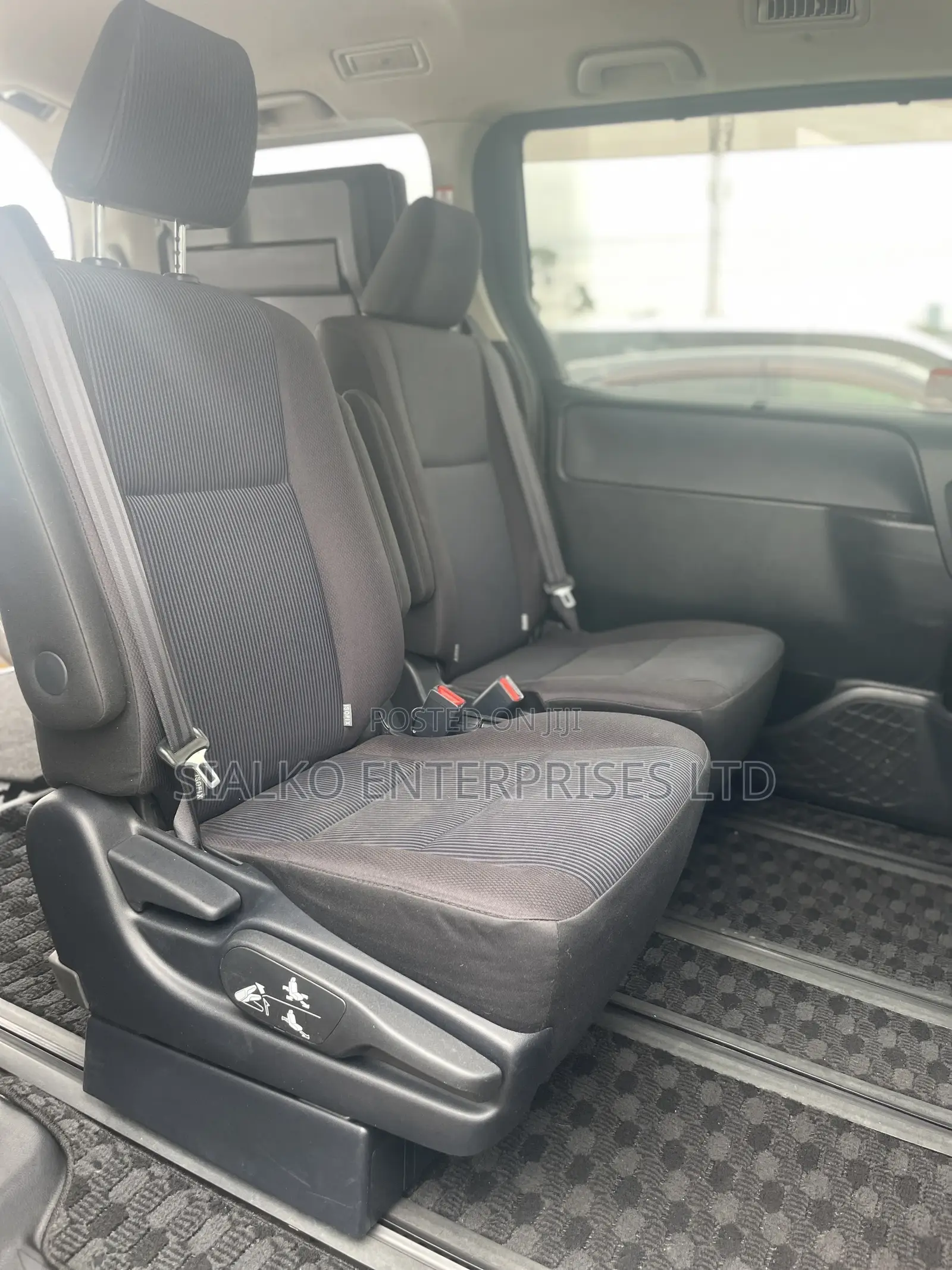 Toyota Noah 2.0 158hp FWD (8 Seater) 2013 Black