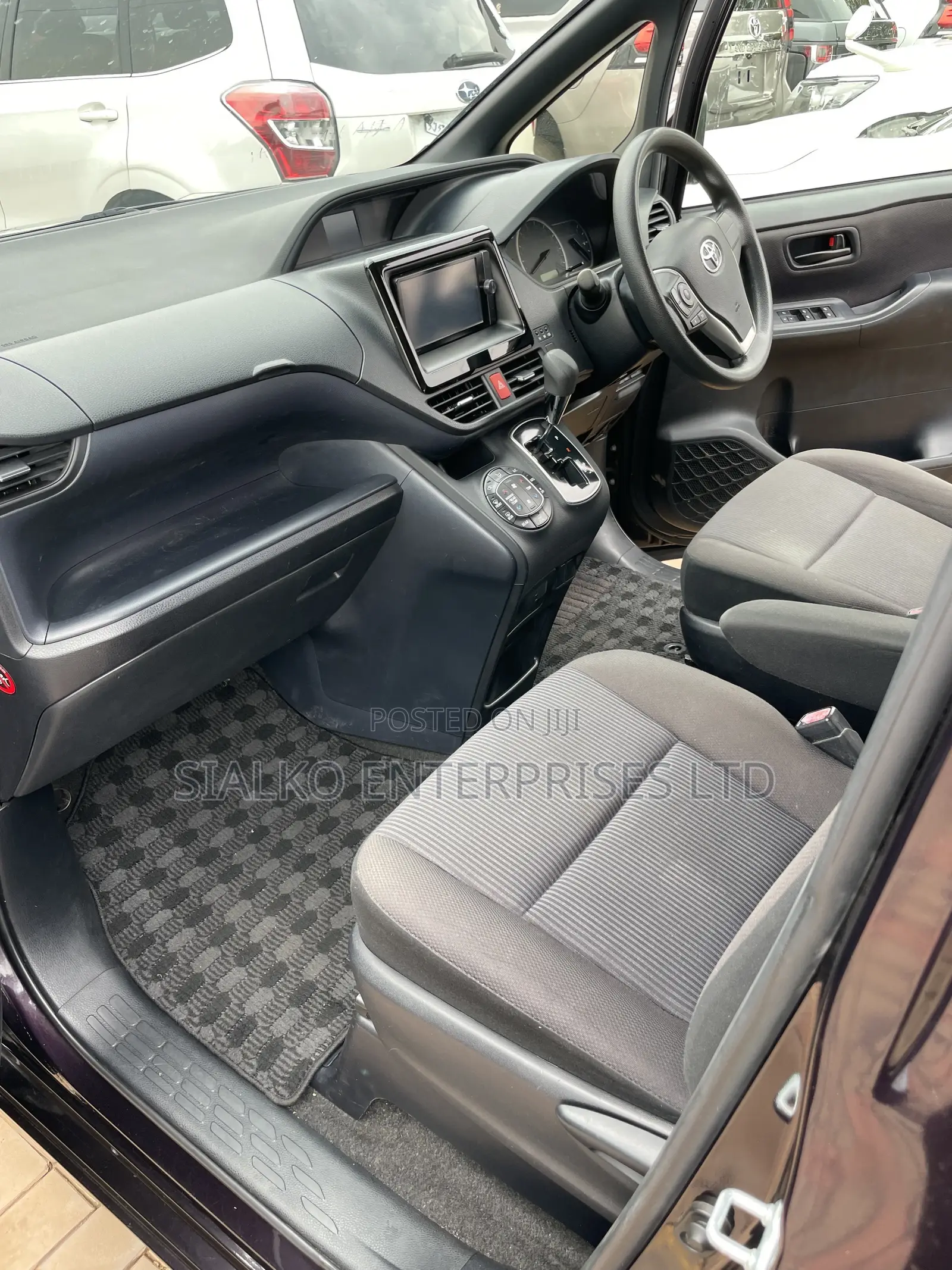 Toyota Noah 2.0 158hp FWD (8 Seater) 2013 Black