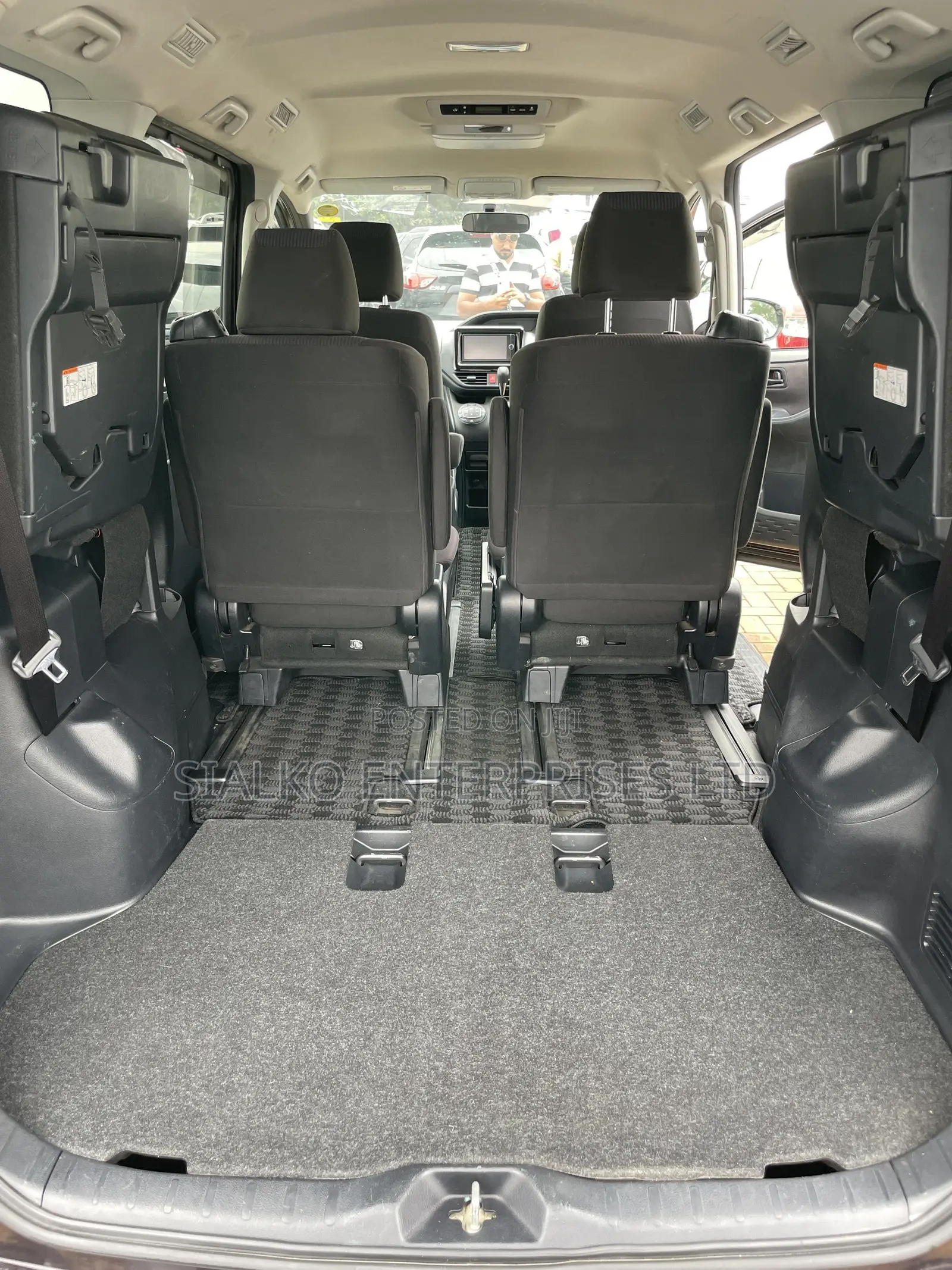 Toyota Noah 2.0 158hp FWD (8 Seater) 2013 Black