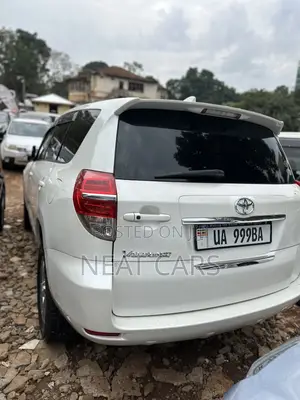 Toyota Vanguard 2010 White