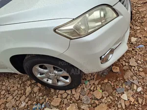 Toyota Vanguard 2010 White